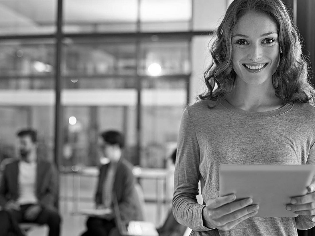 Frau mit Tablet